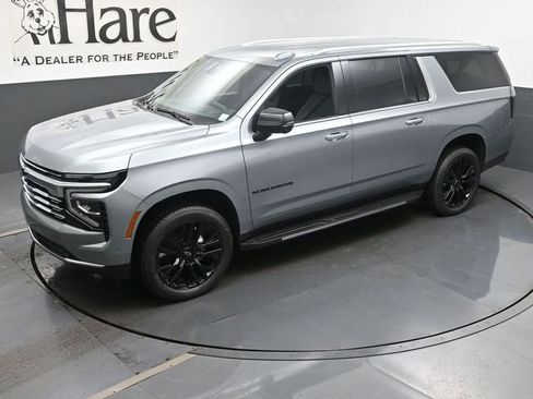 New 2025 Chevrolet Suburban Premier image 23