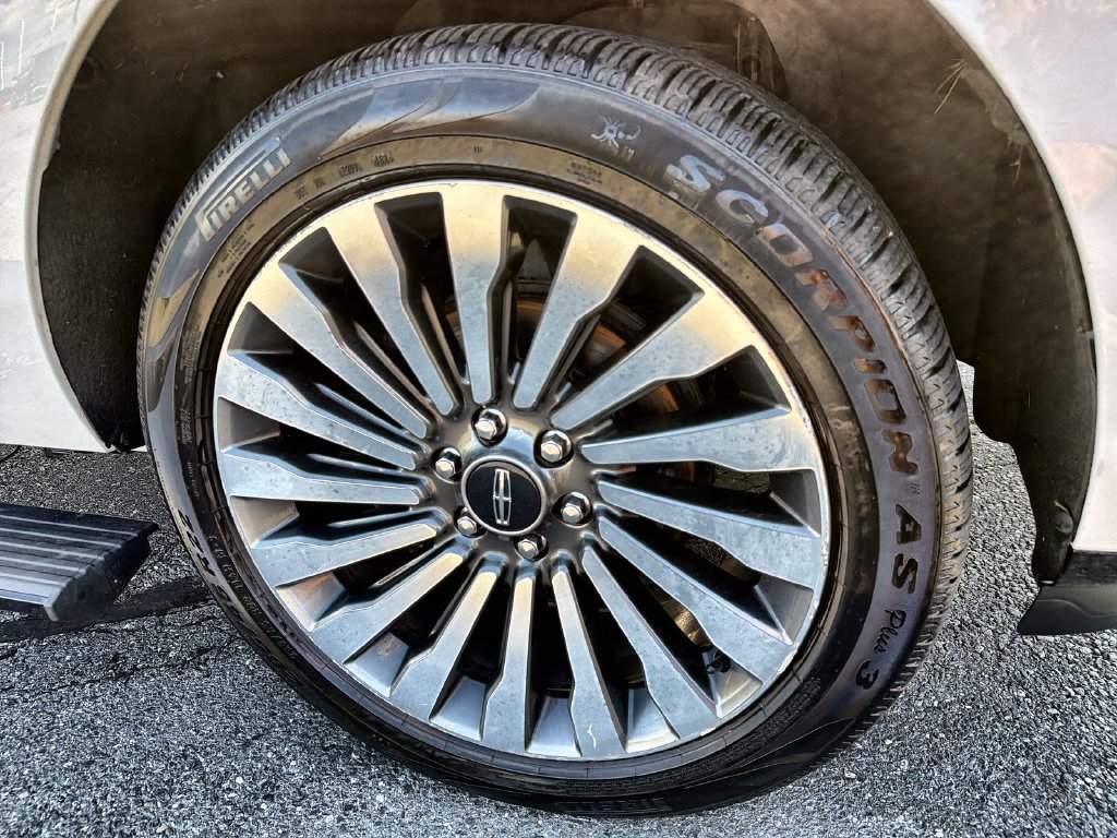 Used 2019 Lincoln Navigator Reserve AWD/4WD image 16