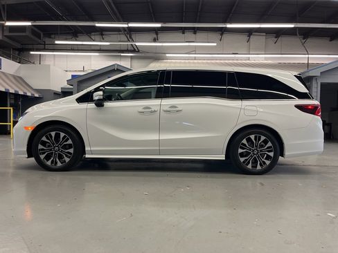 Used 2025 Honda Odyssey Elite image 4