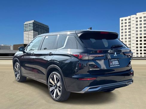 New 2025 Mitsubishi Outlander SE image 3