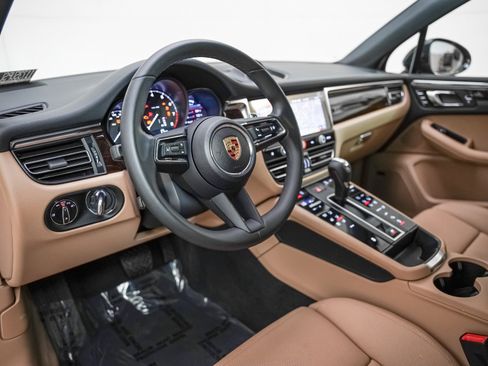 Certified 2025 Porsche Macan image 4