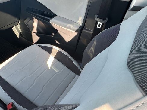 Used 2025 Volkswagen Taos SE w/ Panoramic Sunroof Package image 17