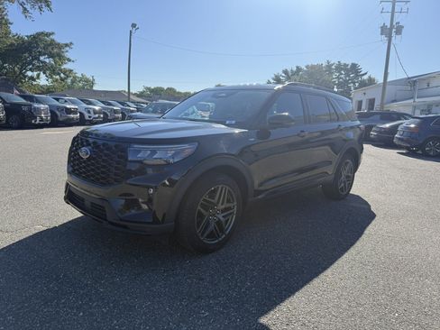 Used 2025 Ford Explorer ST-Line w/ ST-Line Street Pack AWD/4WD image 7