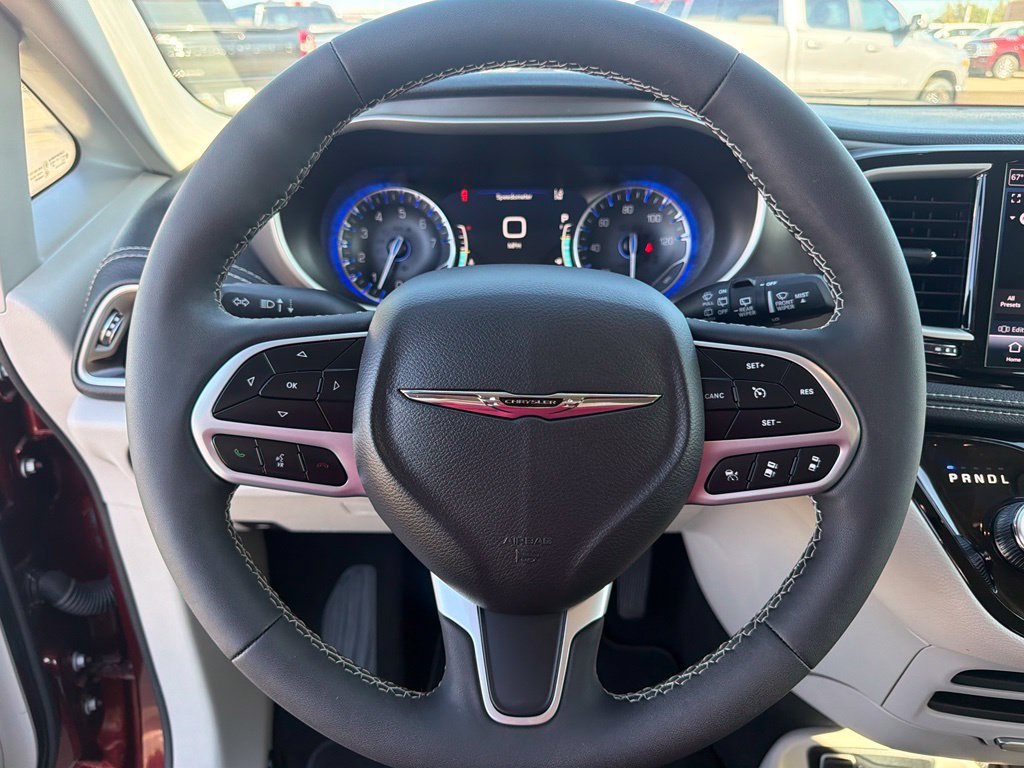 Used 2023 Chrysler Pacifica Touring-L FWD image 28