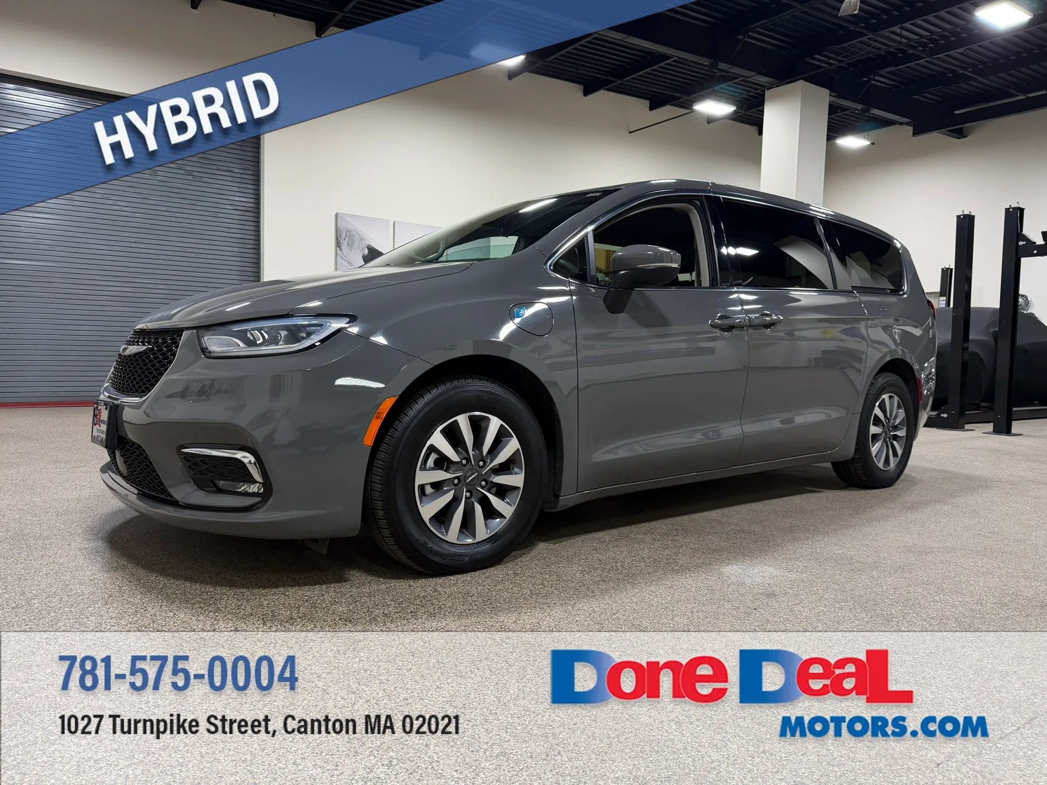 Used 2023 Chrysler Pacifica Touring-L FWD image 1