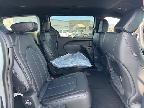 New 2026 Chrysler Pacifica Select FWD image 7