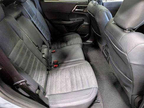 Used 2025 Mitsubishi Outlander SEL image 29