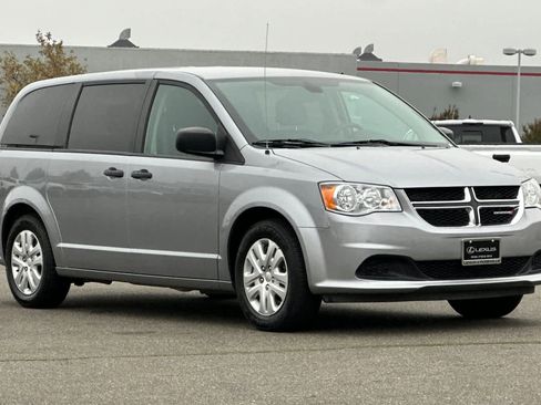 Used 2019 Dodge Grand Caravan SE w/ UConnect Hands-Free Group image 5