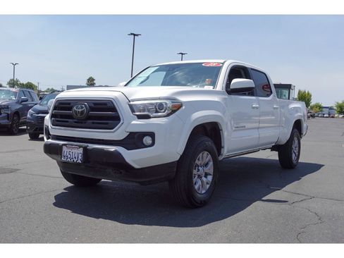 Used 2018 Toyota Tacoma SR5 RWD image 8