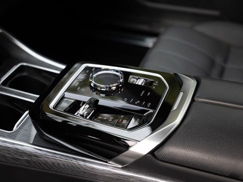 Used 2024 BMW 760i xDrive w/ Premium Package 2 image 23