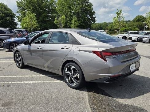Used 2023 Hyundai Elantra SEL w/ Convenience Package FWD image 4