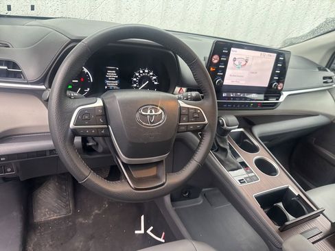 Used 2023 Toyota Sienna XLE FWD image 9