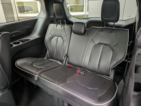 Used 2023 Chrysler Pacifica Limited w/ S Appearance Package image 30