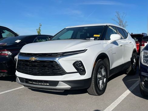 Used 2025 Chevrolet Blazer LT image 3