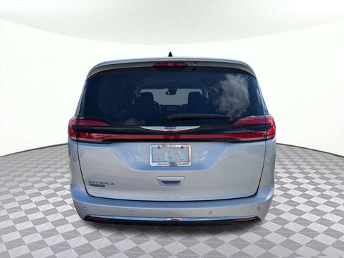 Used 2024 Chrysler Pacifica Touring-L FWD image 4