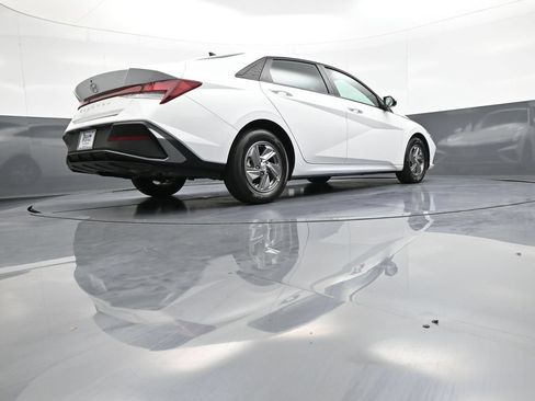Certified 2025 Hyundai Elantra SE w/ Cargo Package FWD image 29