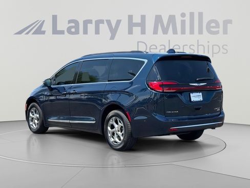 Used 2022 Chrysler Pacifica Limited w/ Uconnect Theater Family Group AWD/4WD image 4