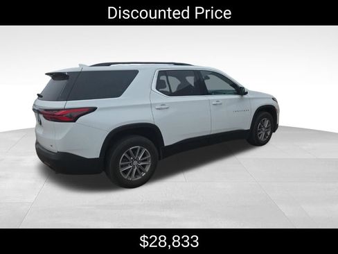 Used 2023 Chevrolet Traverse LT FWD image 3