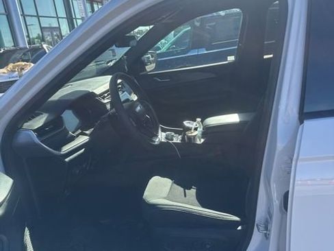 Used 2025 Jeep Grand Cherokee Laredo X image 9