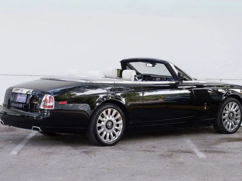 Used 2016 Rolls-Royce Phantom Drophead Coupe image 17