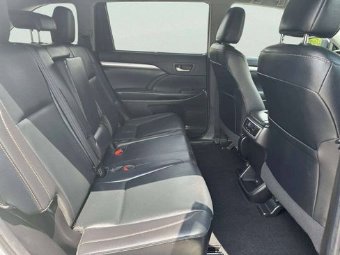 Used 2019 Toyota Highlander XLE AWD/4WD image 15