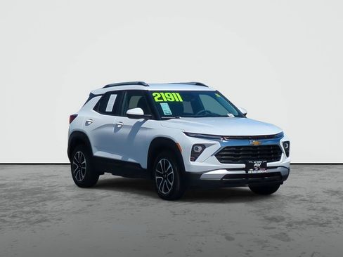 Used 2025 Chevrolet TrailBlazer LT FWD image 2