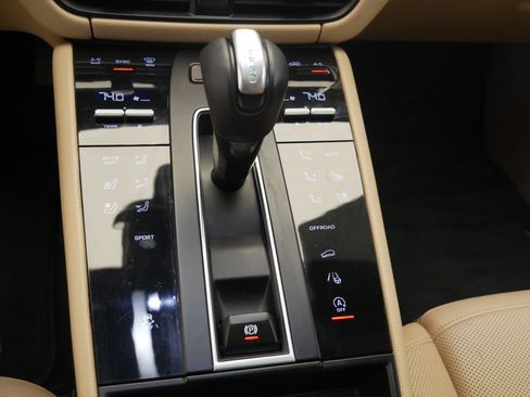 Certified 2022 Porsche Macan image 45