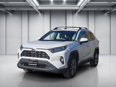 Used 2020 Toyota RAV4 XLE Premium image 3