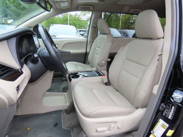 Used 2019 Toyota Sienna XLE Premium FWD image 13