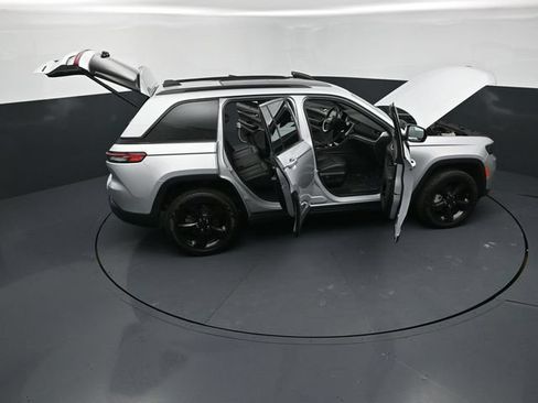 Used 2024 Jeep Grand Cherokee Limited w/ Luxury Tech Group II AWD/4WD image 30