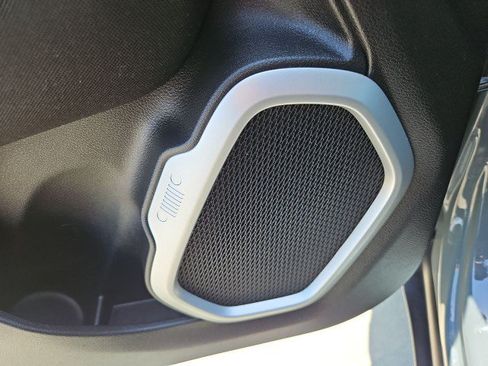 Used 2018 Jeep Renegade Latitude w/ UConnect 8.4 Nav Group FWD image 24