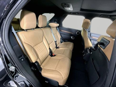 Used 2024 Land Rover Discovery Dynamic SE AWD/4WD image 23