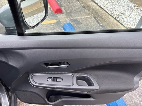 Used 2022 Nissan Versa SV image 43