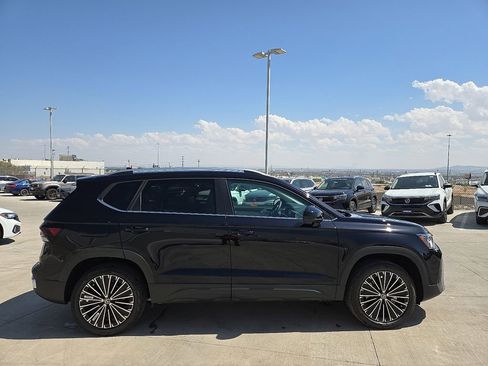 Used 2025 Volkswagen Taos SE FWD image 12
