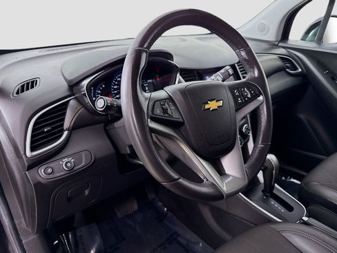 Used 2022 Chevrolet Trax LT w/ Midnight Edition image 9