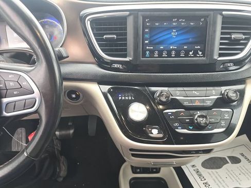 Used 2018 Chrysler Pacifica Touring-L FWD image 26