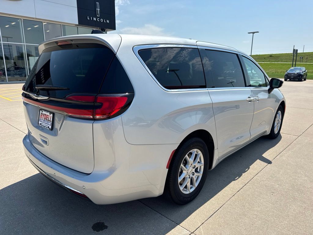 Certified 2024 Chrysler Pacifica Touring-L FWD image 31