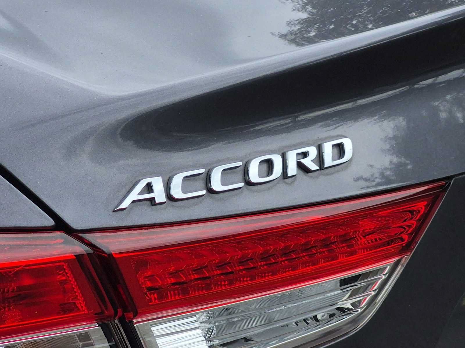 Used 2018 Honda Accord Touring image 13