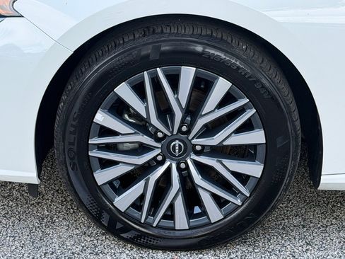 Certified 2025 Nissan Altima 2.5 SV FWD image 18