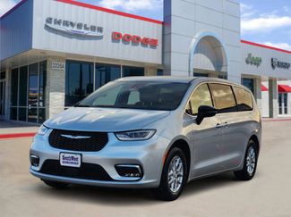 New 2026 Chrysler Pacifica Select video 2