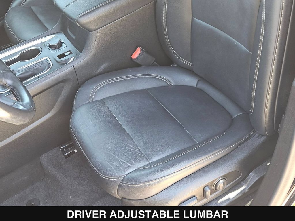 Used 2022 Chevrolet Traverse LT FWD image 15