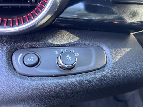 Used 2025 Chevrolet Trax RS w/ Sunroof Package image 26