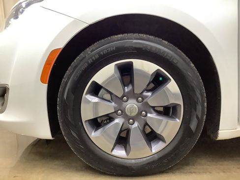 Used 2019 Chrysler Pacifica Limited image 30