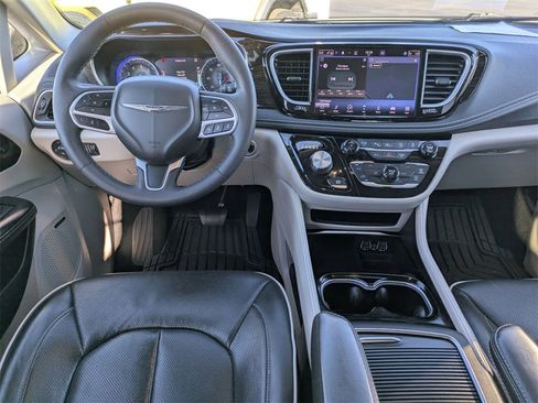 Used 2022 Chrysler Pacifica Limited image 18