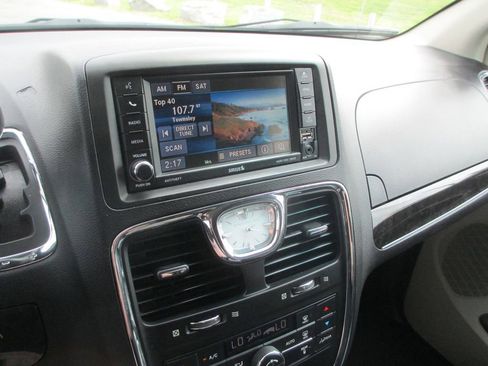 Used 2016 Chrysler Town & Country Touring image 28