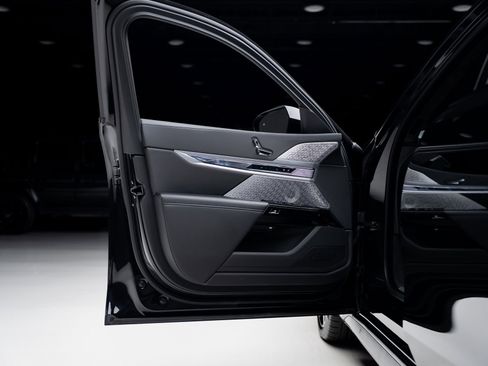 Used 2023 BMW i7 xDrive60 w/ Executive Package 2 image 51