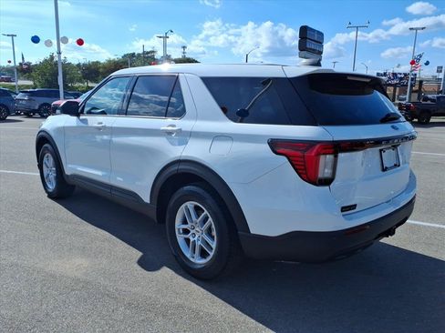 Used 2026 Ford Explorer Active AWD/4WD image 3