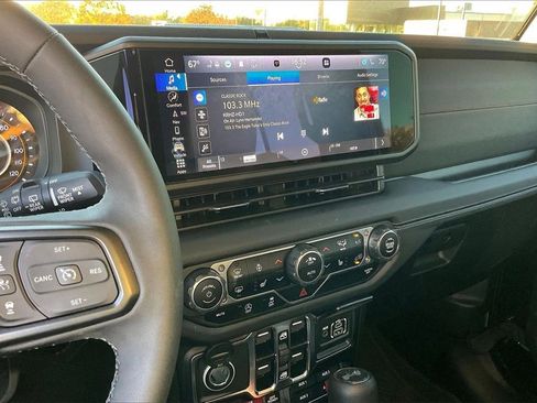 Used 2025 Jeep Wrangler Unlimited Rubicon w/ Technology Group image 25