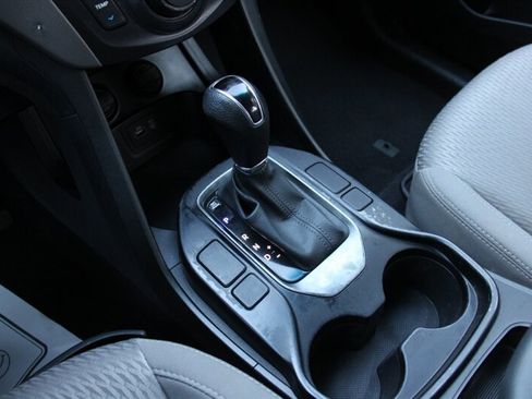 Used 2017 Hyundai Santa Fe SE image 8