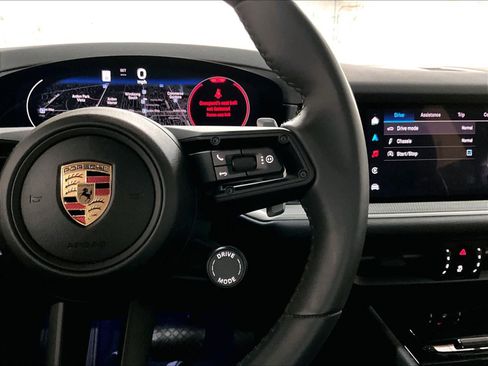 Used 2025 Porsche Cayenne image 20